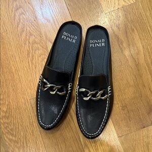 Unworn 💕 Donald J. Pliner Black Leather silver Chain Loafers